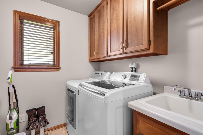 Welcome home to this beautifully maintained property offering - photo 12