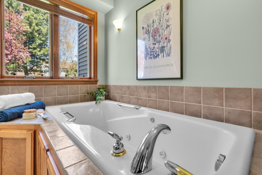 Welcome home to this beautifully maintained property offering - photo 23