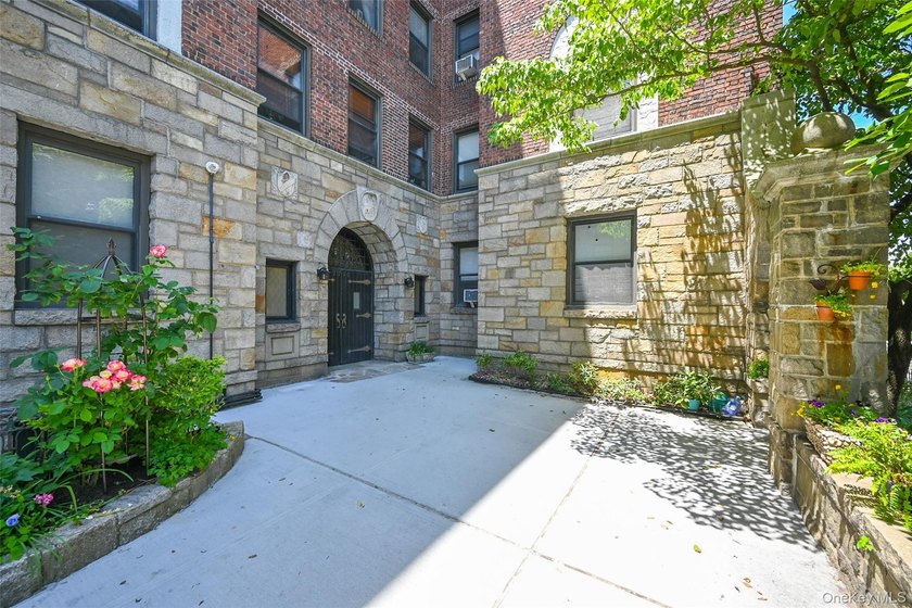 Welcome to this spacious 1-bedroom co-op in Forest Hills, Queens - photo 2