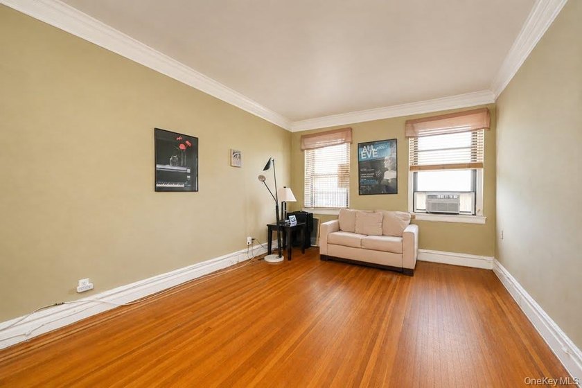 Welcome to this spacious 1-bedroom co-op in Forest Hills, Queens - photo 4