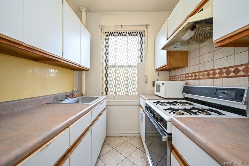 Welcome to this spacious 1-bedroom co-op in Forest Hills, Queens - photo 7