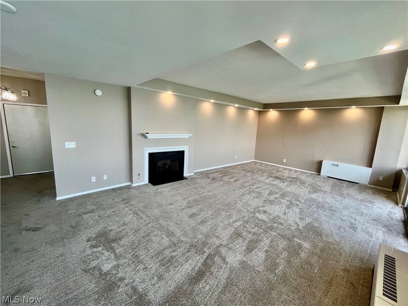Rare opportunity to own a completely renovated Penthouse unit in - photo 4