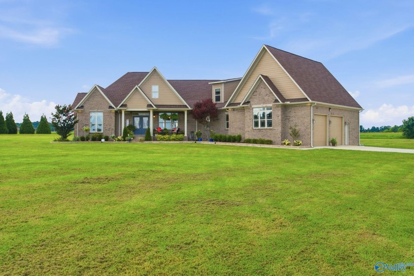Rare opportunity to own a custom full-brick home on 20 - photo 5