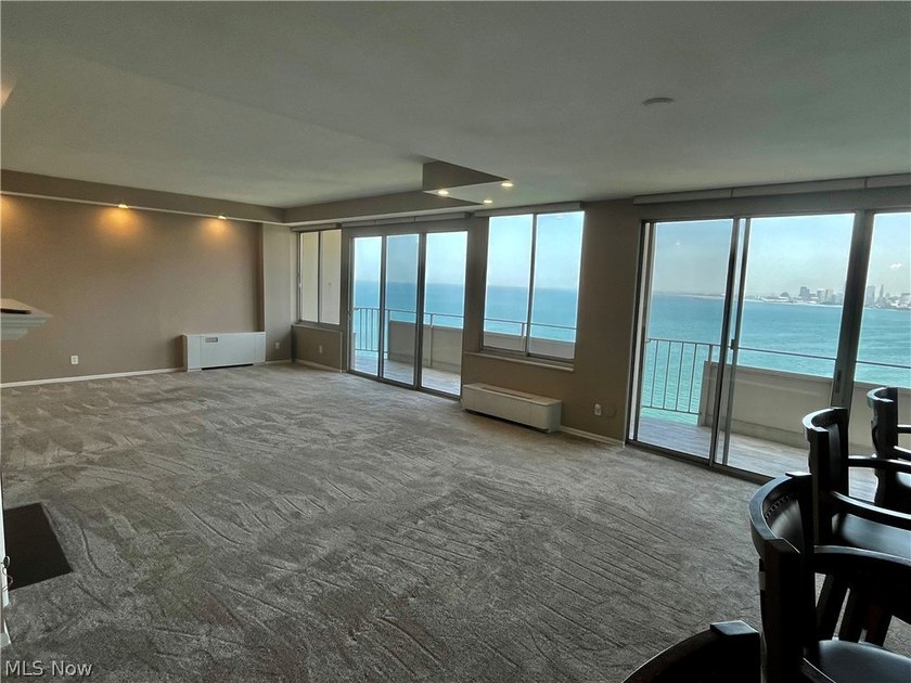 Rare opportunity to own a completely renovated Penthouse unit in - photo 5