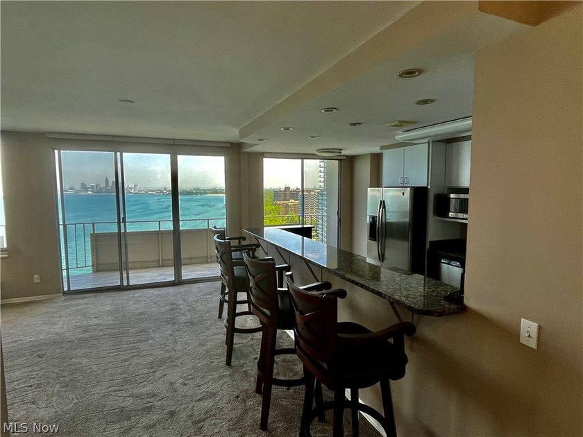 Rare opportunity to own a completely renovated Penthouse unit in - photo 7