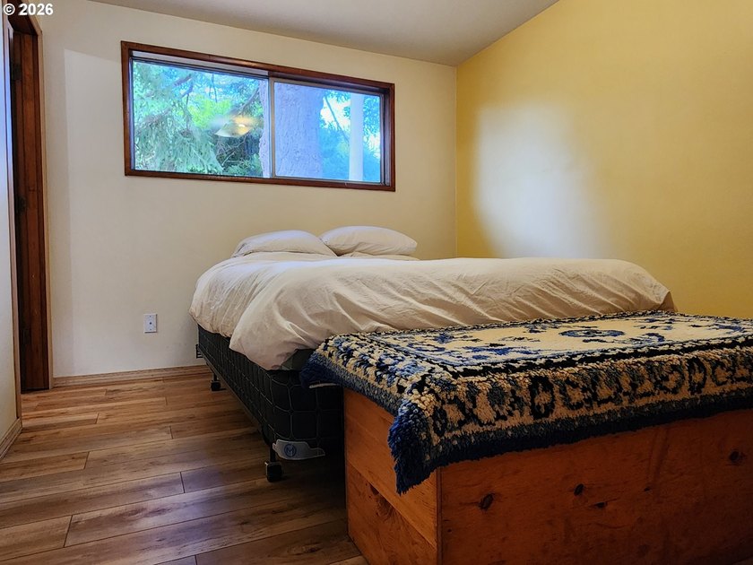 Welcome home to this well-maintained 3-bedroom, 2-bath property - photo 11
