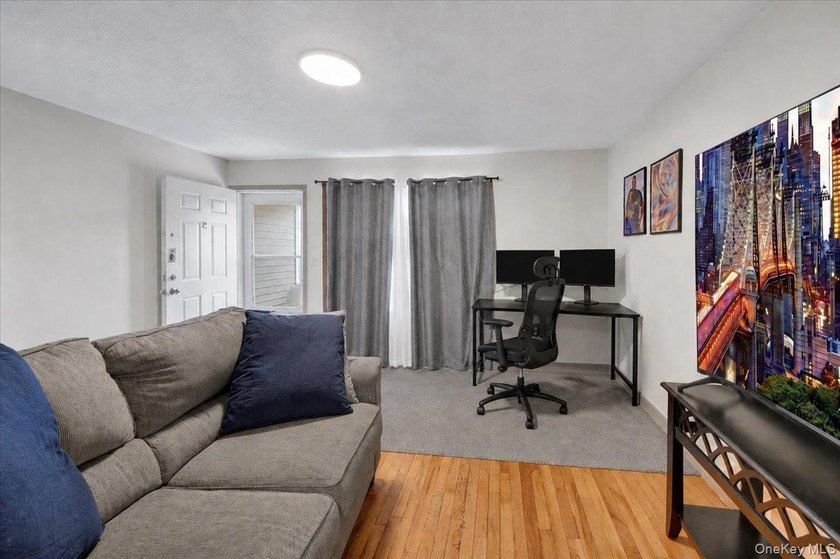 Discover this exceptional two-family residence in Castle Hill - photo 3