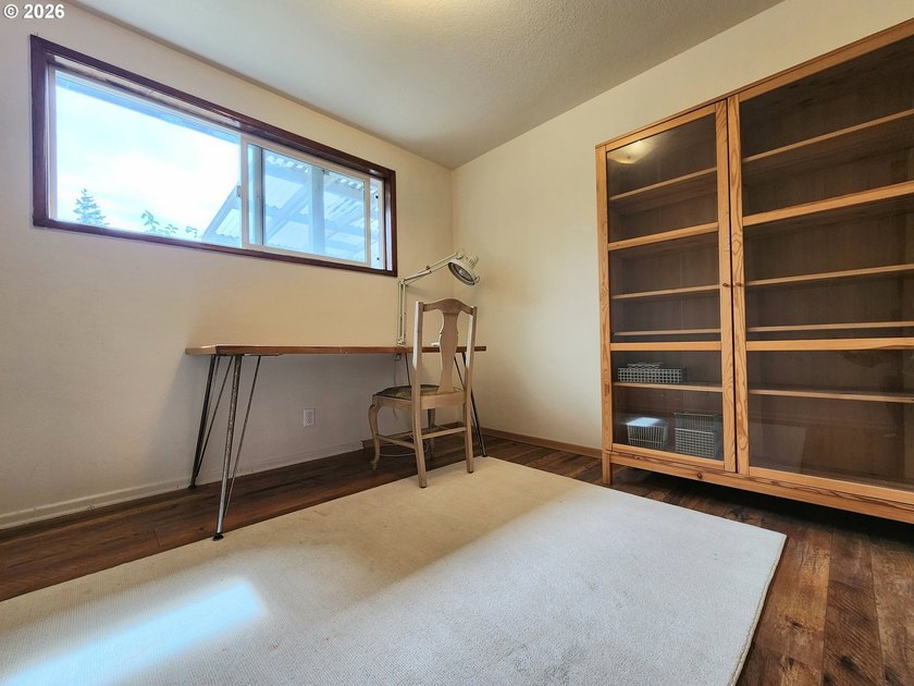 Welcome home to this well-maintained 3-bedroom, 2-bath property - photo 17