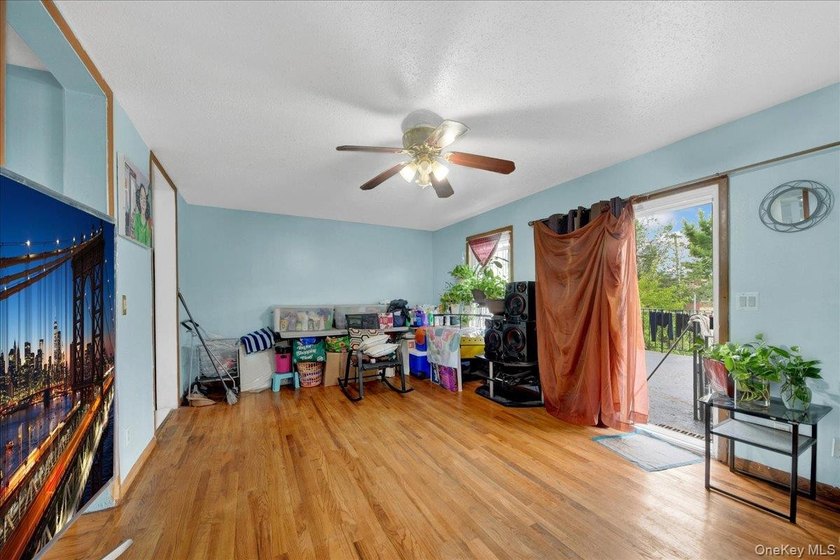 Discover this exceptional two-family residence in Castle Hill - photo 8
