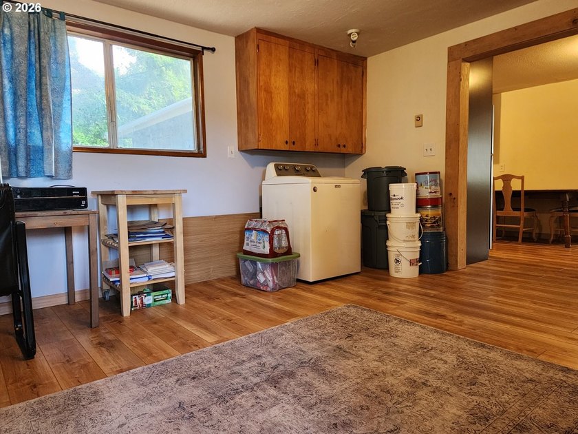 Welcome home to this well-maintained 3-bedroom, 2-bath property - photo 20