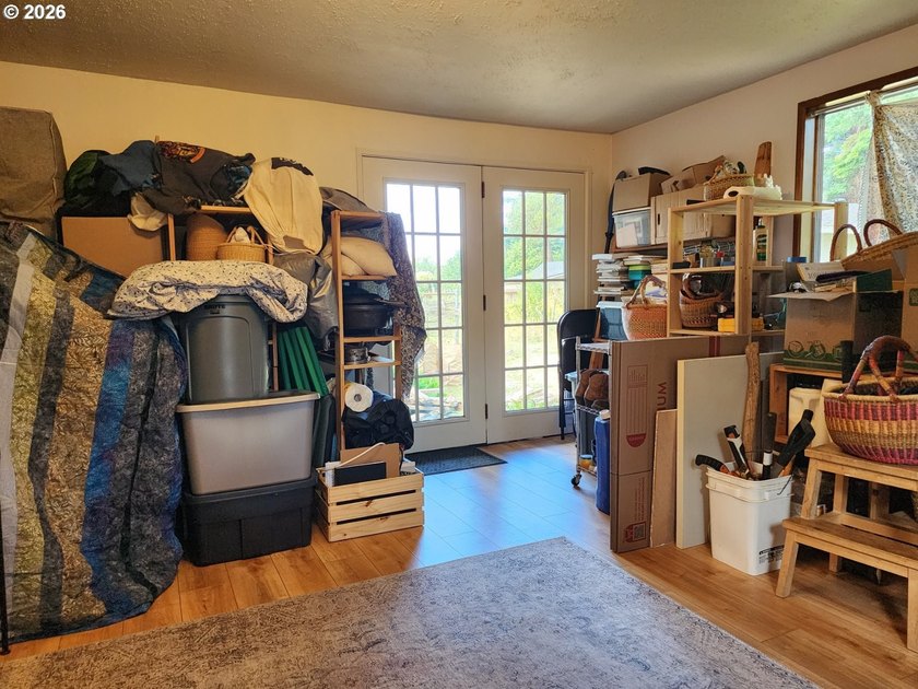 Welcome home to this well-maintained 3-bedroom, 2-bath property - photo 21
