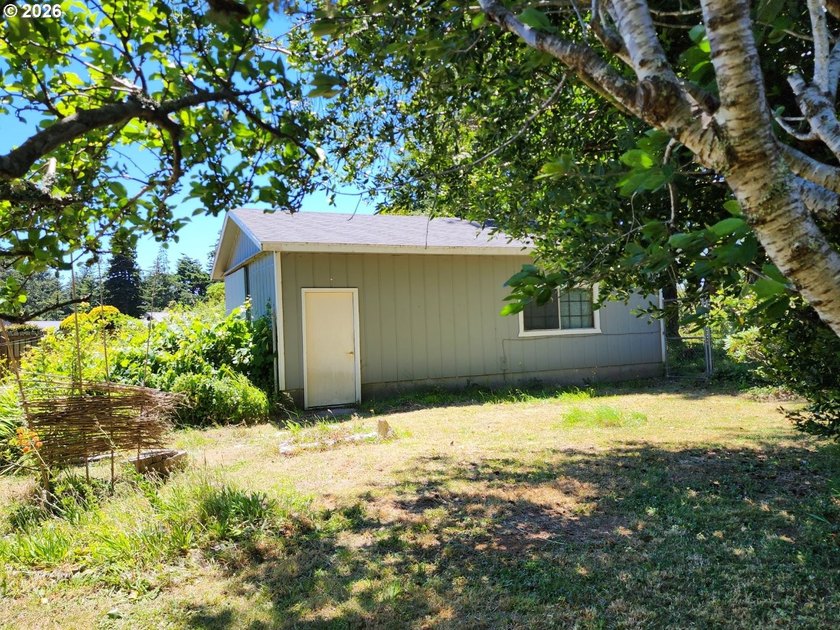 Welcome home to this well-maintained 3-bedroom, 2-bath property - photo 22