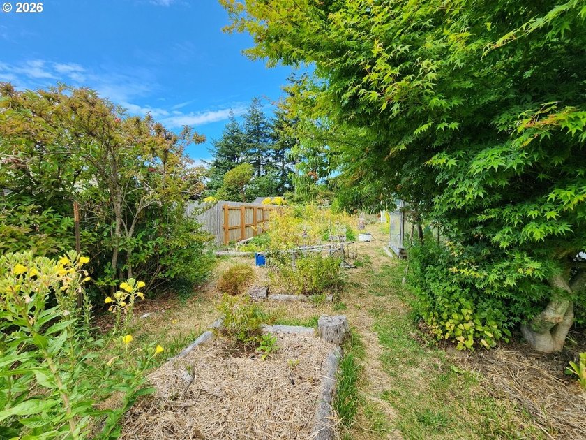 Welcome home to this well-maintained 3-bedroom, 2-bath property - photo 26