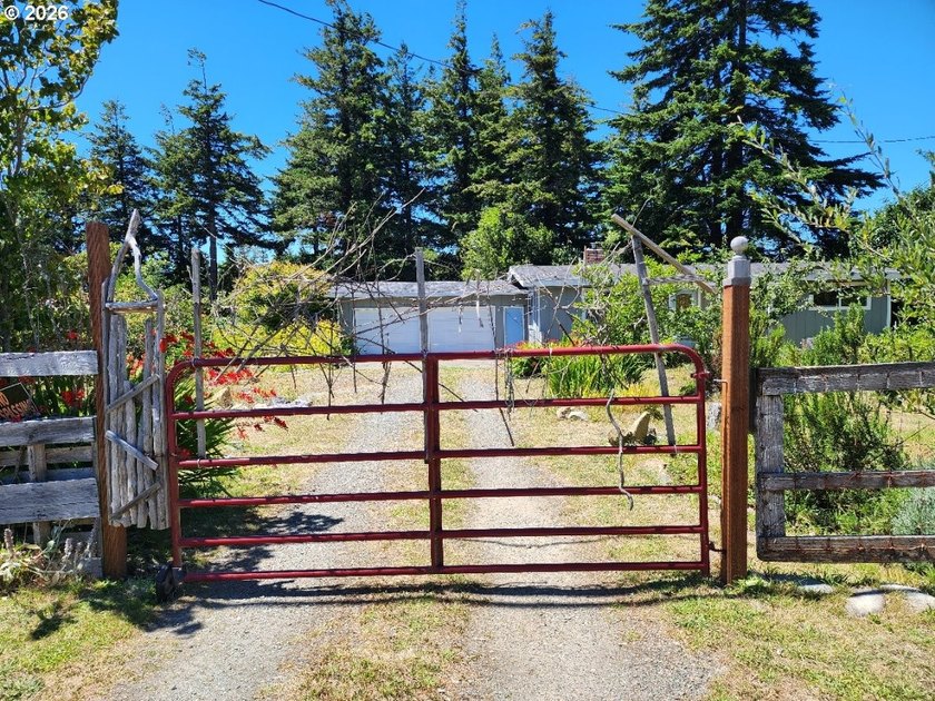 Welcome home to this well-maintained 3-bedroom, 2-bath property - photo 29