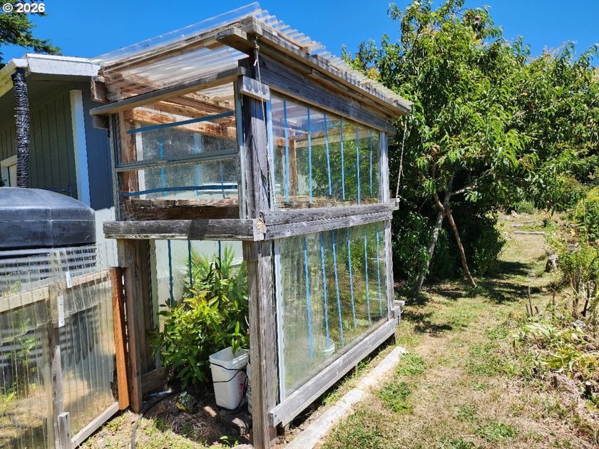 Welcome home to this well-maintained 3-bedroom, 2-bath property - photo 33