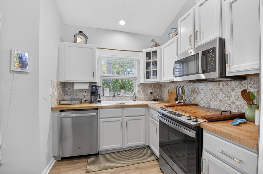 Located in the desirable Mizner Pointe community, this - photo 4