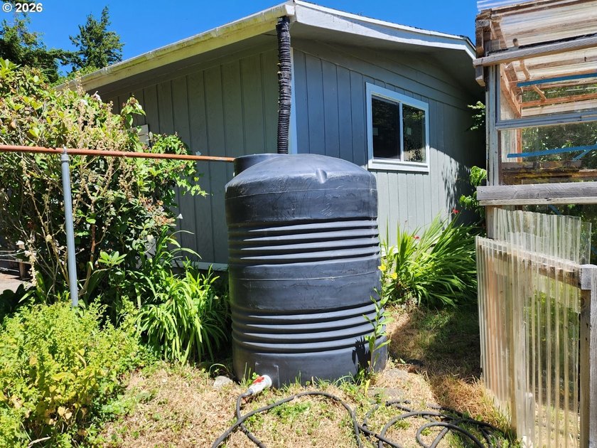 Welcome home to this well-maintained 3-bedroom, 2-bath property - photo 34