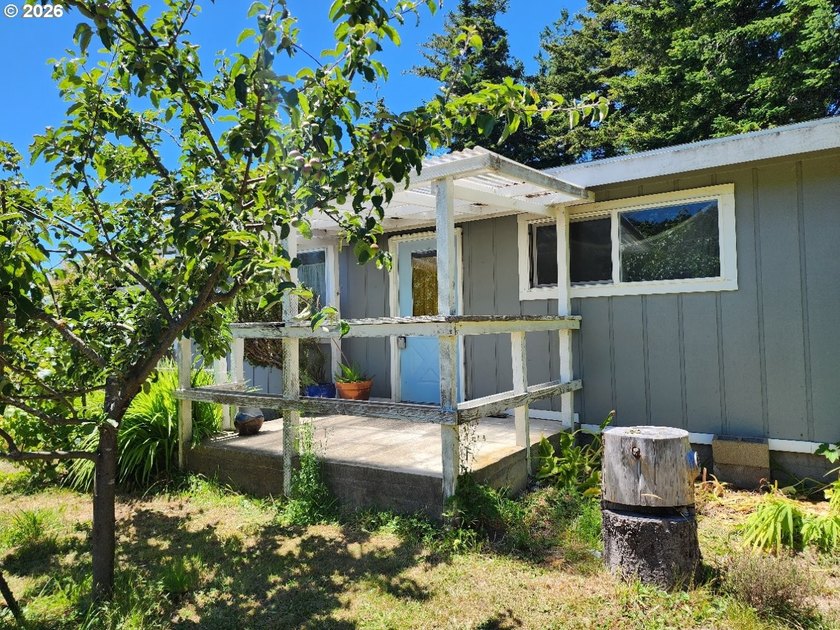 Welcome home to this well-maintained 3-bedroom, 2-bath property - photo 38
