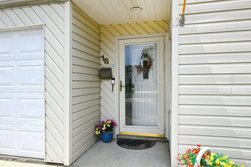Welcome to this spacious five bedroom, three bath home - photo 4