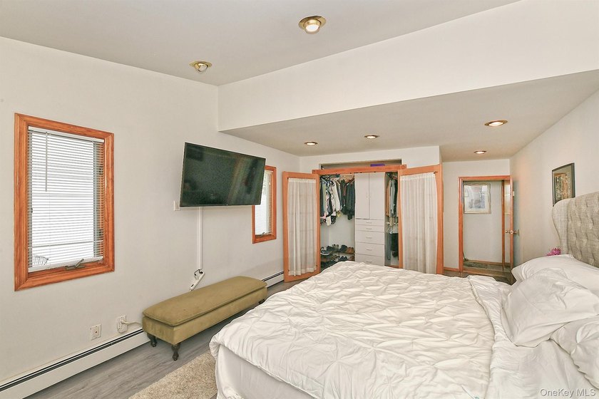 Welcome to this spacious five bedroom, three bath home - photo 6