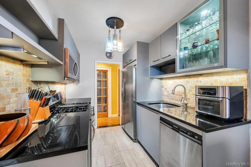 Welcome to 162-41 Powell's Cove Boulevard, Apt 2J. A beautifully - photo 15