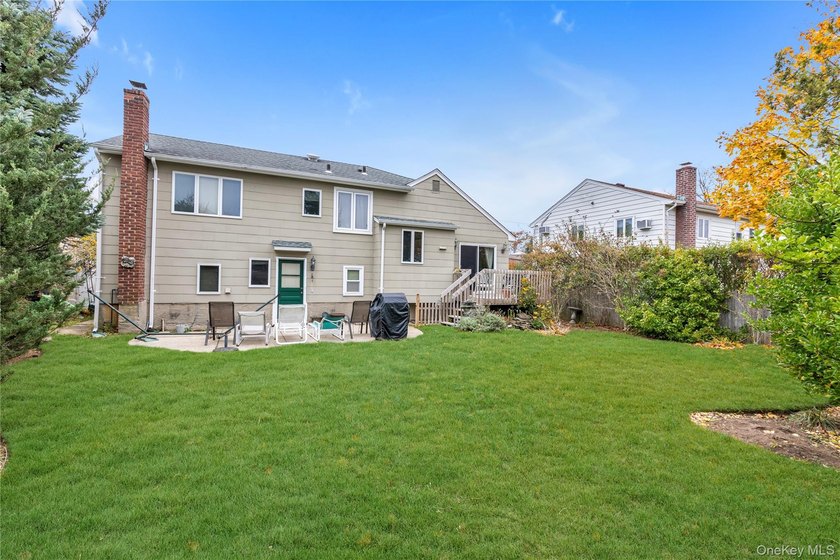 Welcome to this beautifully maintained split-level home located - photo 19