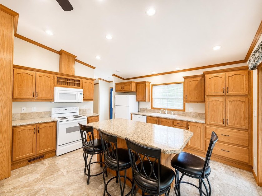 Experience lake life at its finest with this fully furnished 3 - photo 4