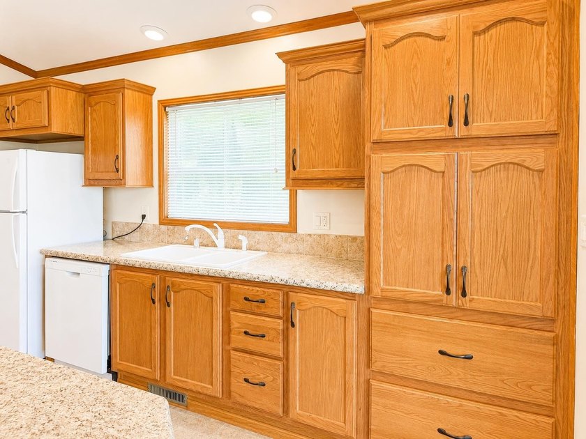 Experience lake life at its finest with this fully furnished 3 - photo 5