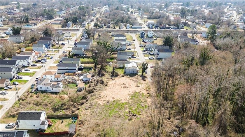 Lot in Downtown Suffolk. Seller tore down a home previously - photo 9