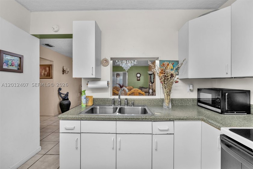 Beautiful and spacious 2-bedroom, 2-bath corner unit now - photo 11