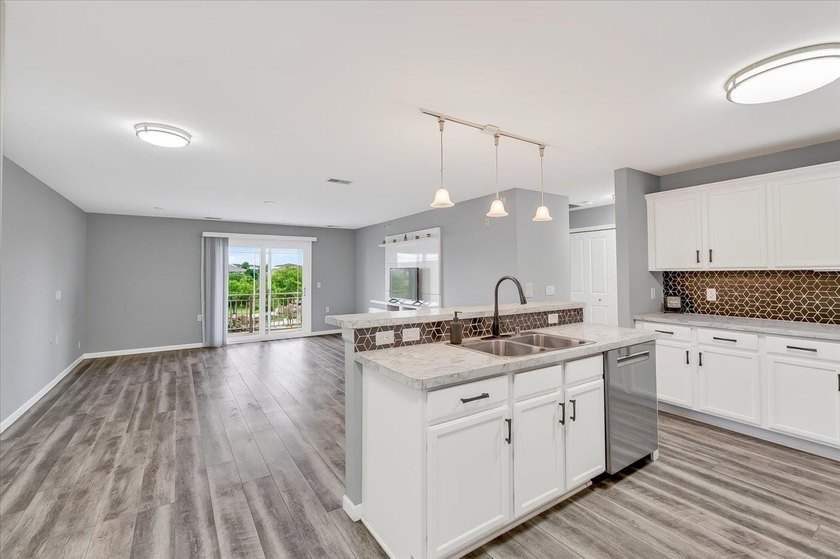 Welcome to easy living at a quiet condo community in the heart - photo 2