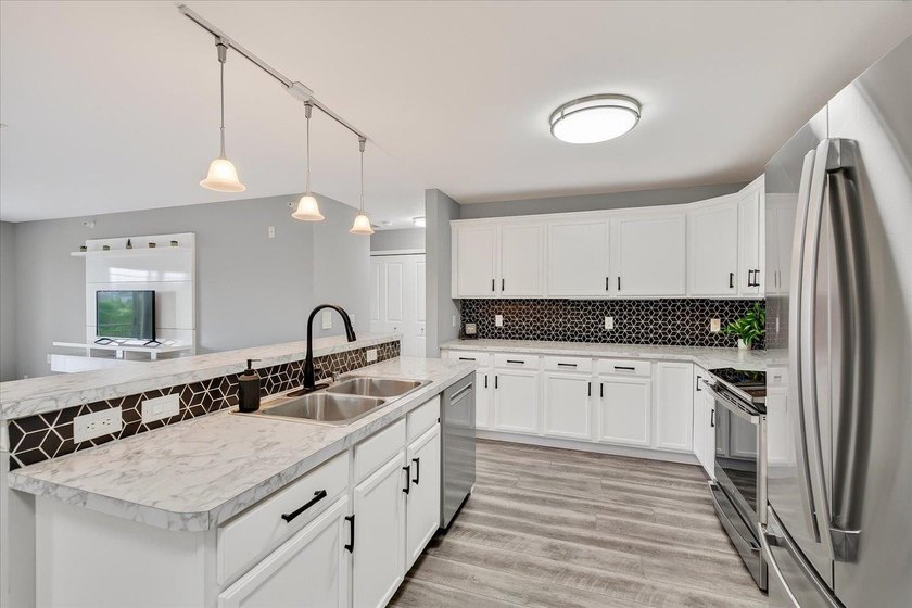 Welcome to easy living at a quiet condo community in the heart - photo 3