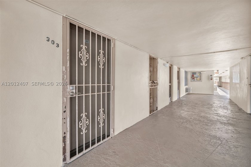 Beautiful and spacious 2-bedroom, 2-bath corner unit now - photo 24