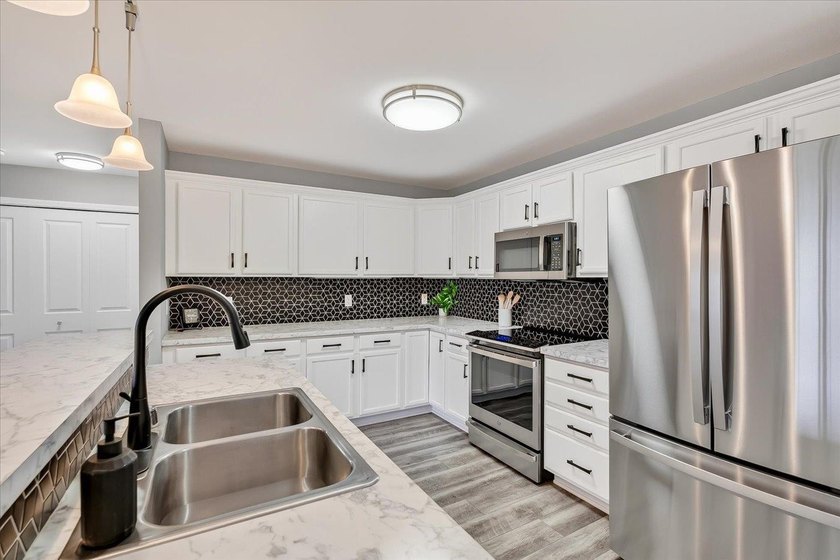 Welcome to easy living at a quiet condo community in the heart - photo 4