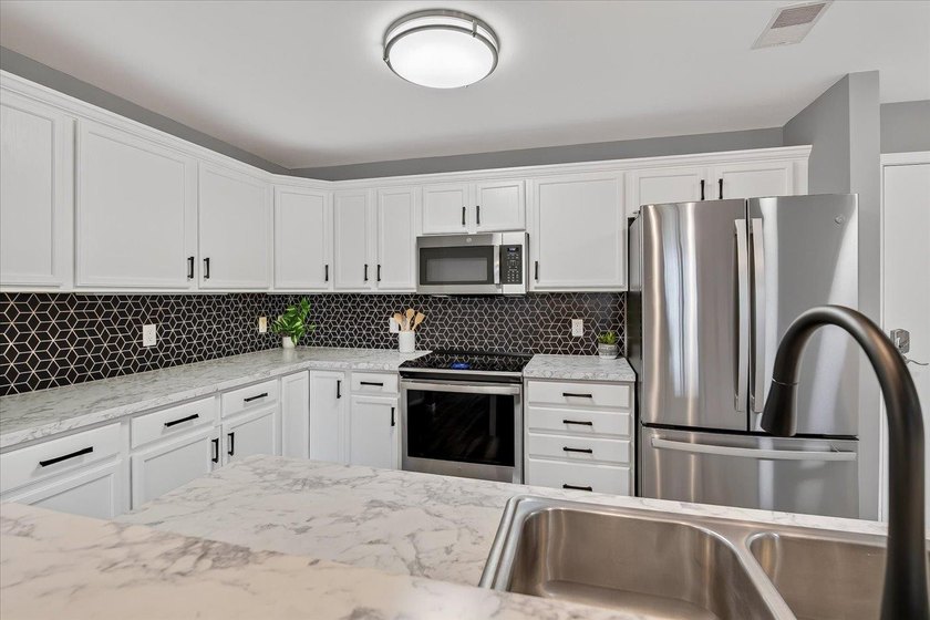 Welcome to easy living at a quiet condo community in the heart - photo 5