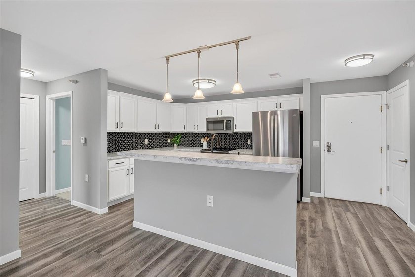 Welcome to easy living at a quiet condo community in the heart - photo 7