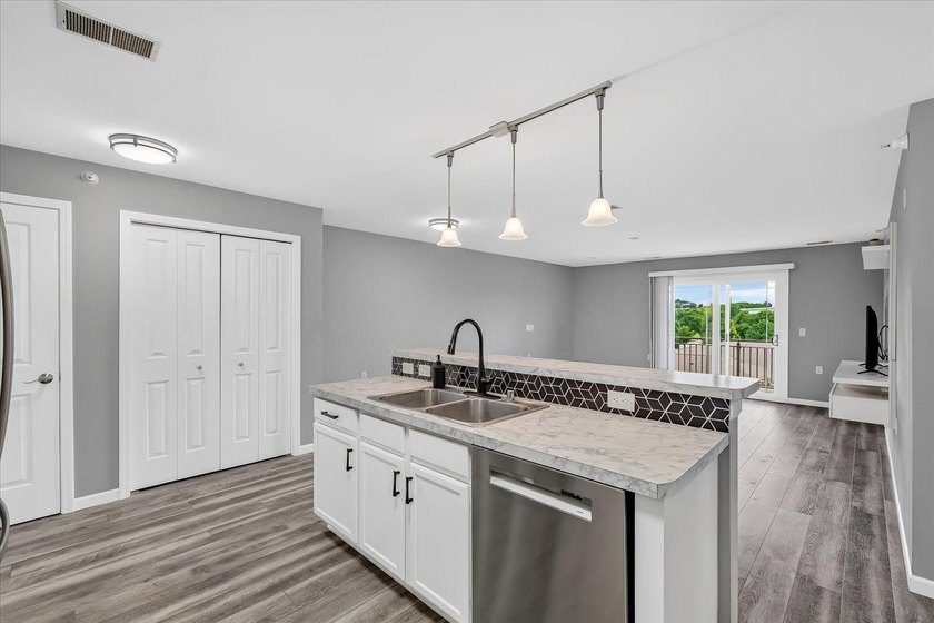 Welcome to easy living at a quiet condo community in the heart - photo 8