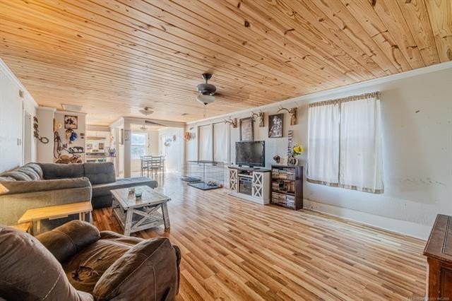 Farmhouse Chic in the Heart of Mannford! This charming 3-bedroom - photo 4