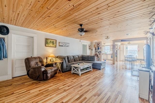 Farmhouse Chic in the Heart of Mannford! This charming 3-bedroom - photo 5