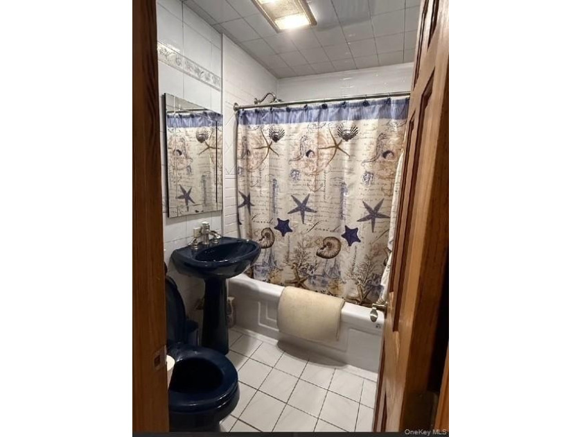 Welcome to this cozy and well-maintained 1-bedroom, 1.5-bathroom - photo 7