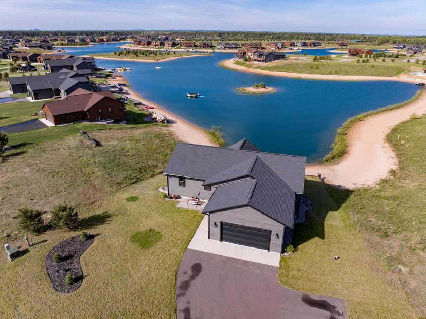 Enjoy lake living with all the amenities the area affords! This - photo 3