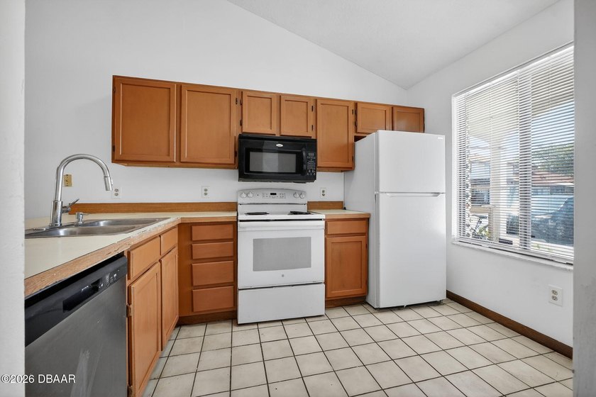 Welcome to low-maintenance living in the heart of Port Orange! - photo 3
