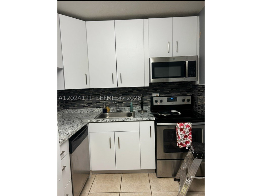 Prime Kendall location, across from Miami Dade College (104th - photo 3
