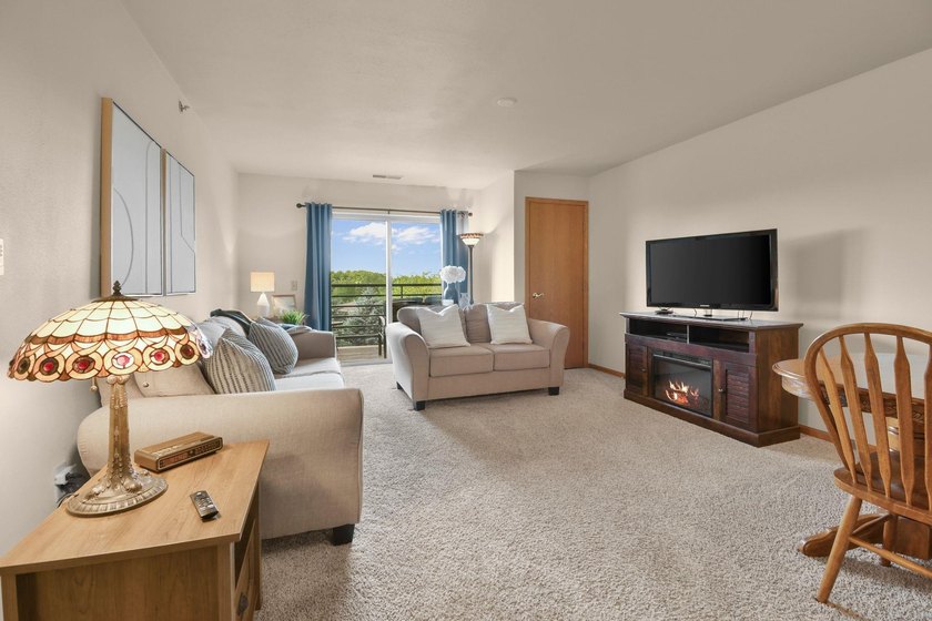 This well-maintained 1-bedroom condo offers a comfortable - photo 3