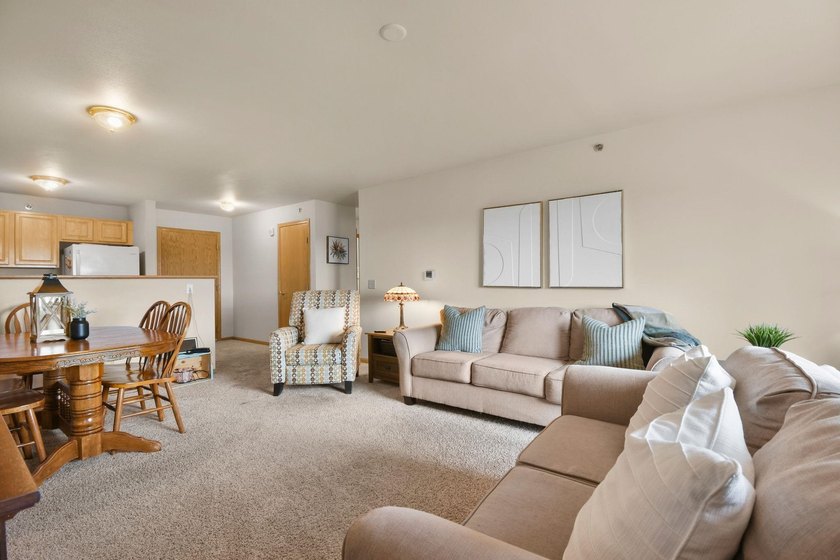 This well-maintained 1-bedroom condo offers a comfortable - photo 5