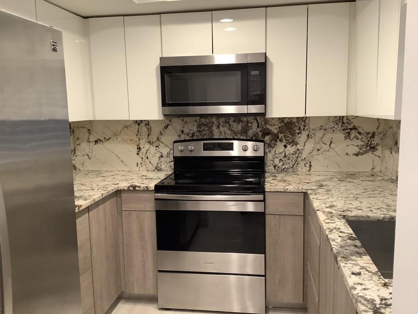 This beautifully renovated 2-bedroom, 2-bathroom townhouse is - photo 4