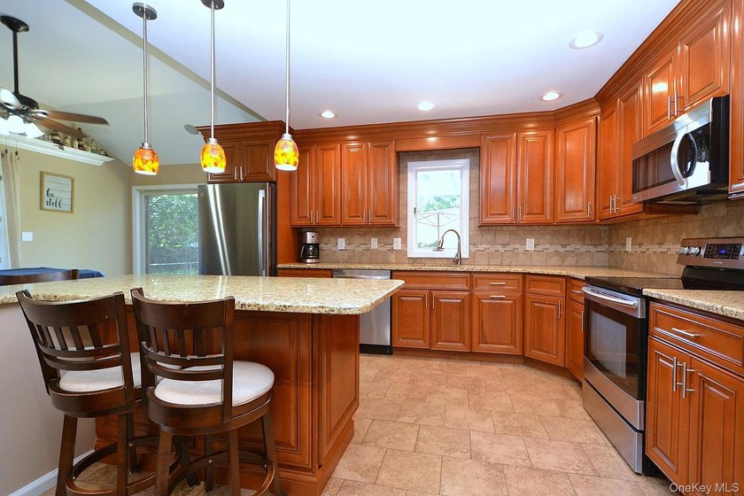 Welcome to this spacious 4-bedroom, 3-bath expanded ranch - photo 2