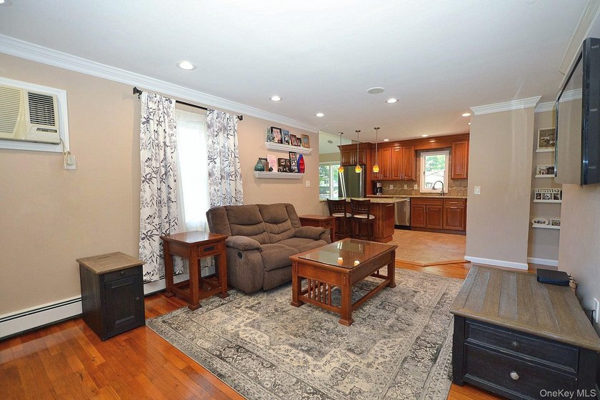 Welcome to this spacious 4-bedroom, 3-bath expanded ranch - photo 4