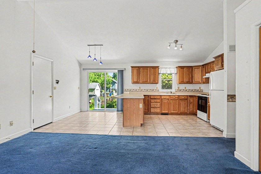 Built in 1999 and lovingly maintained by its original owner - photo 3