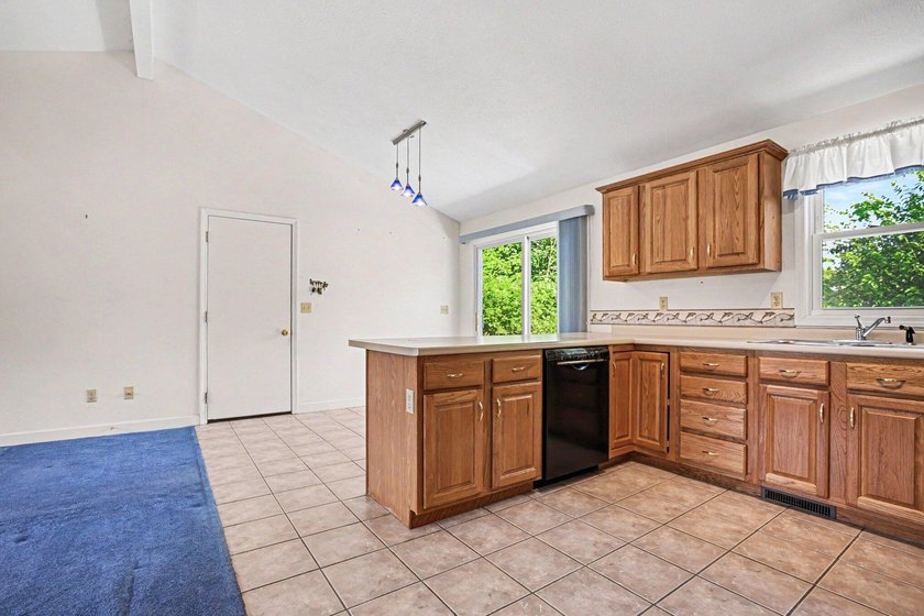 Built in 1999 and lovingly maintained by its original owner - photo 6